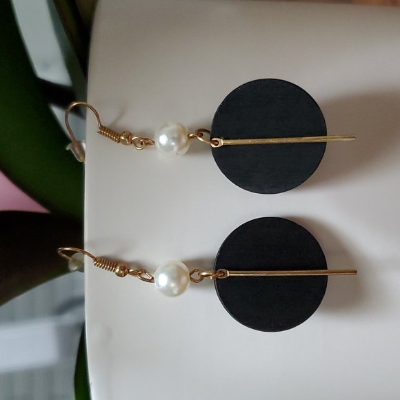 Lightweight! 1 pair of gold toned dangling earrings with pearl and black disks. - Picture 2 of 2